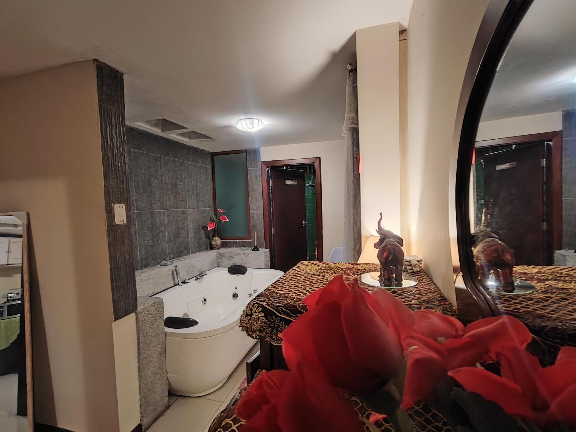 Turi Suite Con Jacuzzi, Centro De La Ciudad Baños Exterior foto